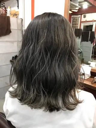 ミディアム カラー 高梨 里穂のヘアスタイル