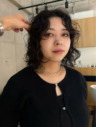 ミディアム 薄暮 マツイ　レンのヘアスタイル