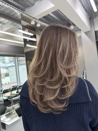 ロング 🫧バレイヤージュ/ ハイライト/ミズキのヘアスタイル