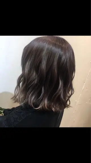 カラー 八巻 晴香のヘアスタイル