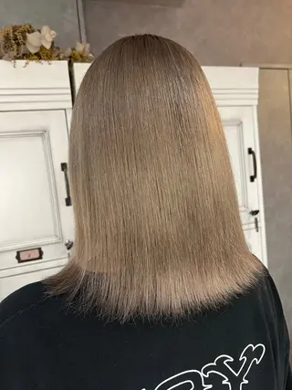 カラー もも ボブ/艶カラーのヘアスタイル