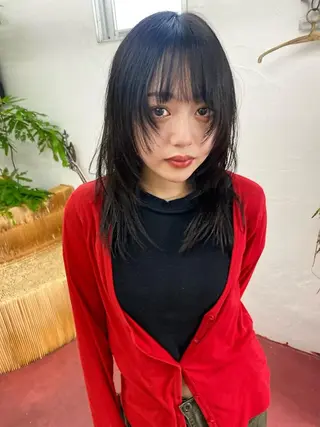セミロング qiie リタッチ 黒染め　ワンカラーのヘアスタイル