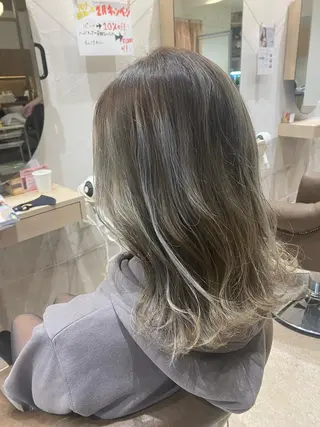 ミディアム カラー 辻出 綾弥のヘアスタイル