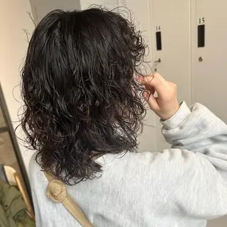 ミディアム パーマ デザインカラー/パー マ🦖外岡咲希🦖のヘアスタイル