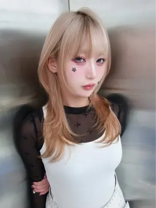 ミディアム がわ/ハイレイヤー /ハイトーンカラーのヘアスタイル