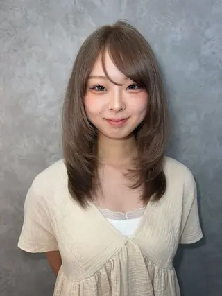 セミロング 盛れる透明感カラー/ レイヤー/みずき🩰のヘアスタイル