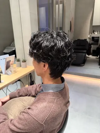 パーマ メンズ ミオ💎ショート 透ける暗髪のヘアスタイル
