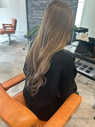 セミロング カラー ウルフカット レイヤーカット上柿のヘアスタイル