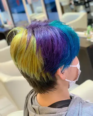 ショート カラー 大間 礼真のヘアスタイル