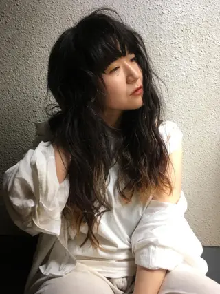 ロング ヨナイ チヒロのヘアスタイル