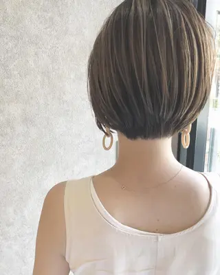 ショート カラー 顔周りレイヤーカット ブリーチminamiのヘアスタイル