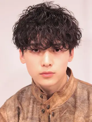 ミディアム パーマ ヘアアレンジ メンズ 🔥ニュアンス フェザー小林海斗🔥のヘアスタイル