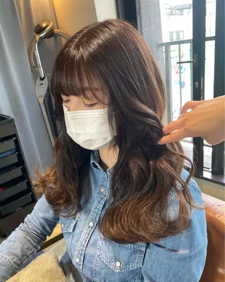 カラー 🩵盛れる顔周り/ 艶カラーemi🩵のヘアスタイル