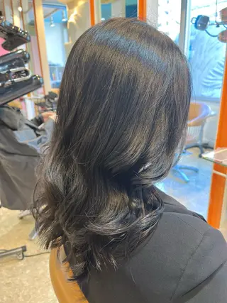 セミロング カラー うしだ かおるのヘアスタイル