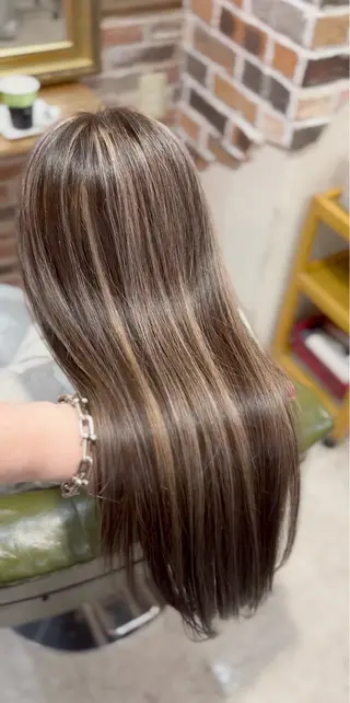 ロング 飯星慧斗 /ブリーチ、縮毛矯正のヘアスタイル
