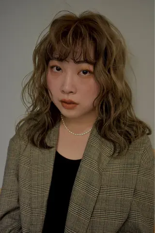 カラー レナ/レイヤーカット /艶感カラーのヘアスタイル