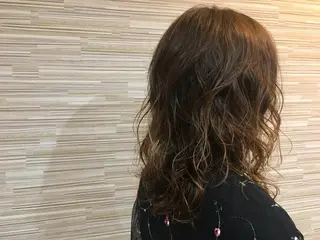ミディアム パーマ 佐藤 結花のヘアスタイル