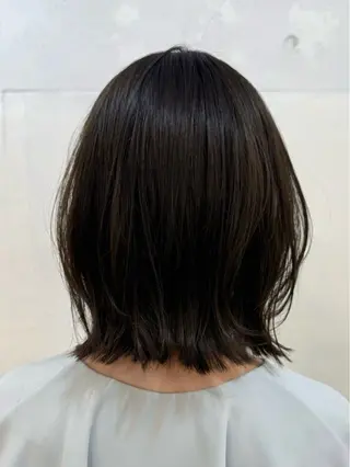 ミディアム 顔まわりレイヤー 透明感カラー🩵🩵のヘアスタイル