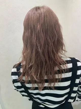 セミロング カラー パーマ ハイトーンカラー🤍 山下 優華のヘアスタイル
