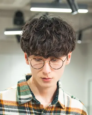 ショート カラー パーマ メンズ 【シャドウパーマ センターパート】義心のヘアスタイル