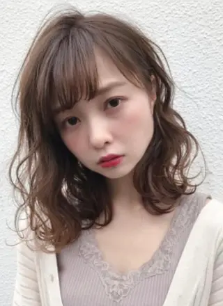 セミロング パーマ 岩戸優奈 盛れる 顔周り/透明感カラーのヘアスタイル