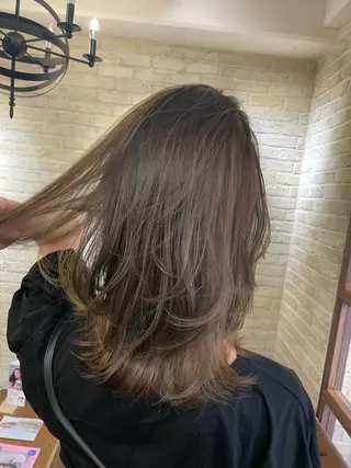 ミディアム 河上 麻衣/白髪ぼかしのヘアスタイル