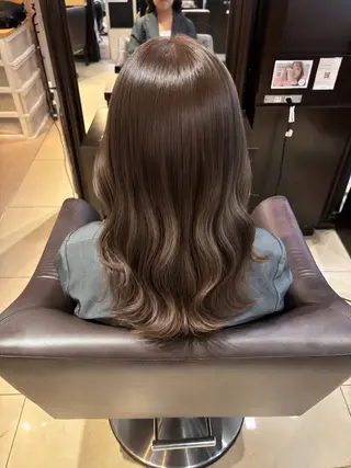 セミロング 艶カラー｜束感マツエ ク｜airi۫ ꣑ৎのヘアスタイル