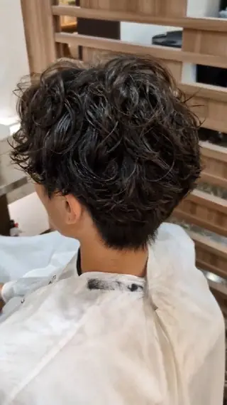 パーマ ショート 綾部 圭祐のヘアスタイル
