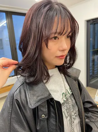 ミディアム カラー 💓パーマ，💗 レイヤーカットのヘアスタイル