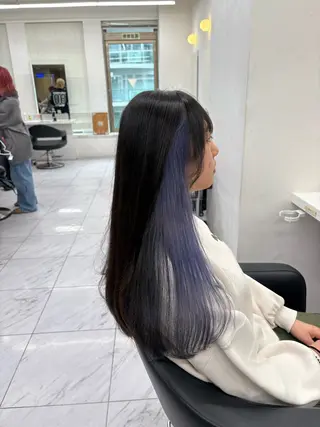 ロング 寒色/ベージュヘア ブリーチありMiOのヘアスタイル