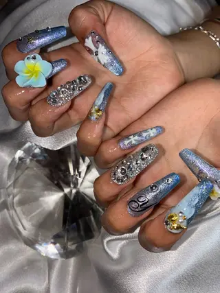 ミディアム YOKOSUKA NAILS💅🩶のネイルデザイン