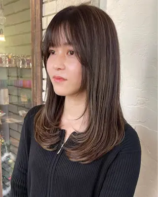 セミロング 色落ちまで可愛い🩷 透明感🩵安江理緒のヘアスタイル