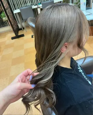 ロング カラー 小泉 ゆあのヘアスタイル