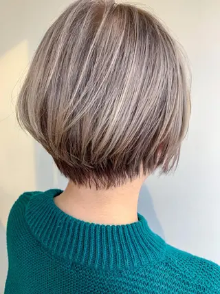 カラー 💜ショート💜 ウルフ、ボブ二色亜美のヘアスタイル