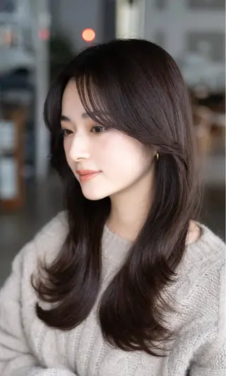 ロング まとまるレイヤー カット/透明感カラーのヘアスタイル