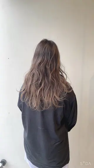 ロング 尼丁 勇磨のヘアスタイル