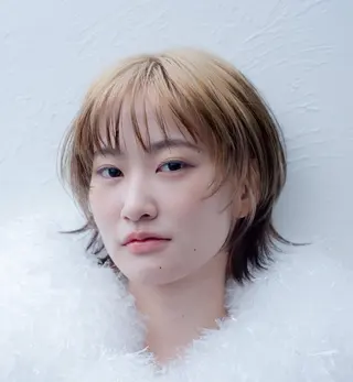 ミディアム カラー 小山 志保子のヘアスタイル