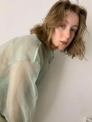 カラー サトウ ナナのヘアスタイル