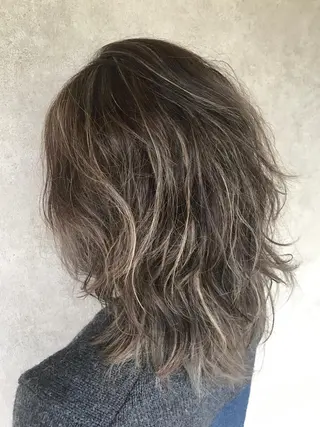 ミディアム カラー LACHIC LISAのヘアスタイル