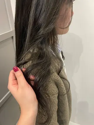 ロング カラー ヨシノ マナウのヘアスタイル