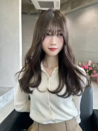 セミロング 韓国🇰🇷レイヤー カットオリーブカラーのヘアスタイル