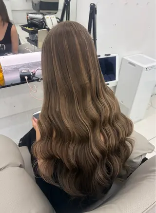 ロング 三尾 樺緒のヘアスタイル