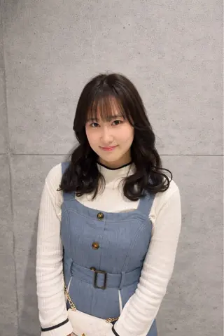 セミロング 🖤yumi🖤🎀 透明感カラー韓国ヘアのヘアスタイル
