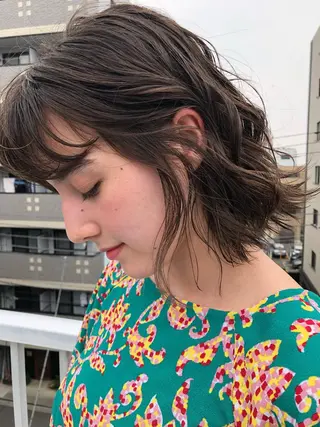 ミディアム パーマ 顔周りレイヤーカット ブリーチminamiのヘアスタイル