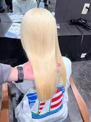 ロング カラー 望月悠夢/ブリーチ、 ミルクティーベージュのヘアスタイル