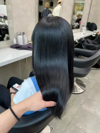 ロング 寒色/ベージュヘア ブリーチありMiOのヘアスタイル