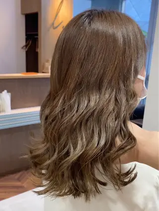 ミディアム カラー 横尾 歩のヘアスタイル