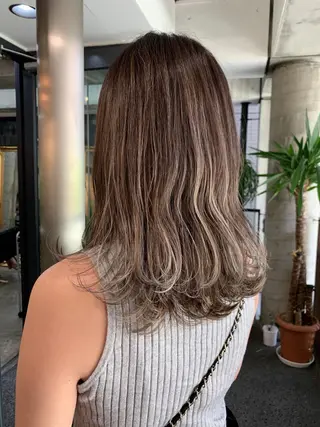ミディアム レイヤーカット 西村あきやのヘアスタイル