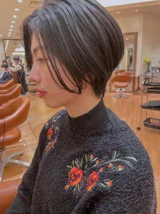 ショート 白髪ぼかしハイライト 脱白髪染めのヘアスタイル