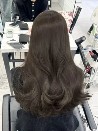 ロング 岡田 聖蘭のヘアスタイル